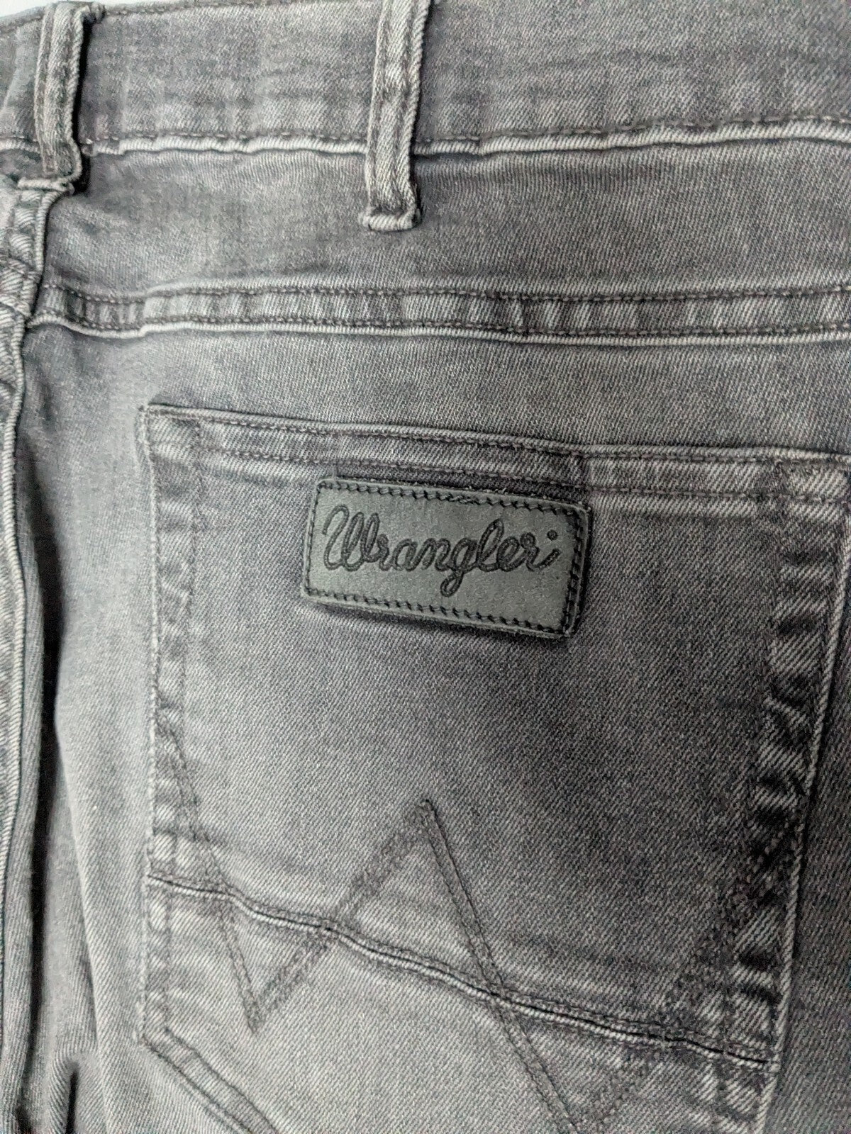 Wrangler Greensboro Grey Straight Jeans / Men's W33 L36 Extra Long