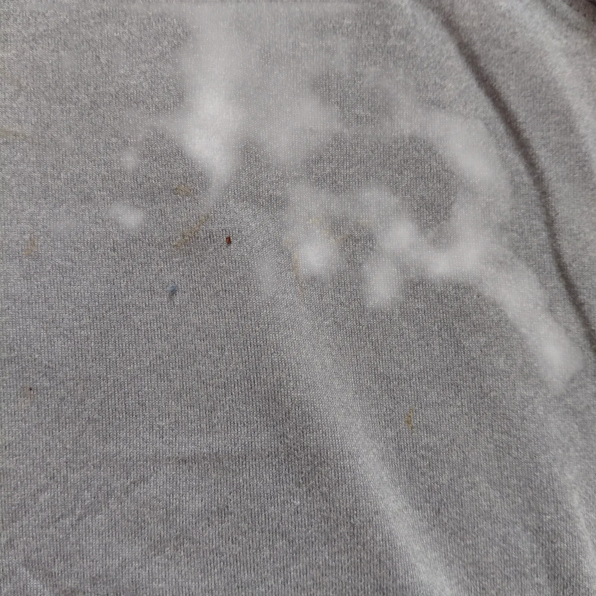 My Store pre-owned grey Under Armour long sleeve t-shirt fabric showing minor wear and small marks